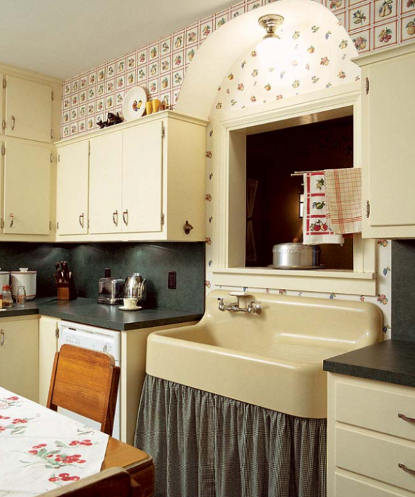 Dinding dengan wallpaper bergaya vintage